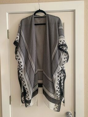 Women's Black and White Geometric Open-Front Shall Wrap - Lightweight